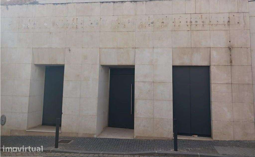 Prédio/moradia originalmente destinado a serviços (ex-agência bancá... - Grande imagem: 3/19