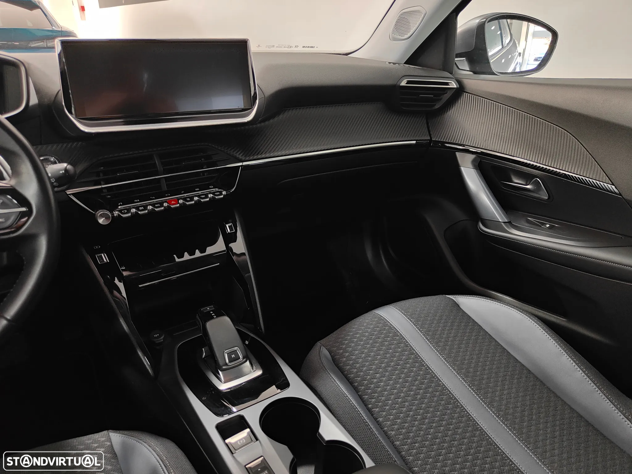 Peugeot 2008 1.2 PureTech Allure EAT8 - 44
