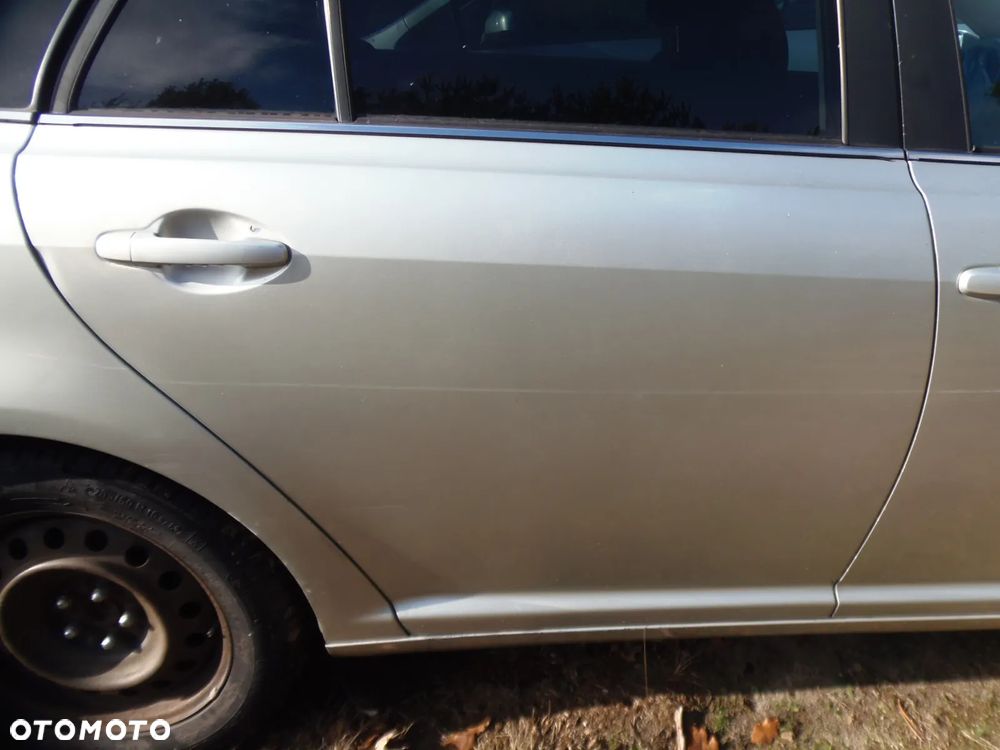 DRZWI PRAWY TYŁ TYLNE TOYOTA AVENSIS T25 KOMBI KOD 1C0 - 2
