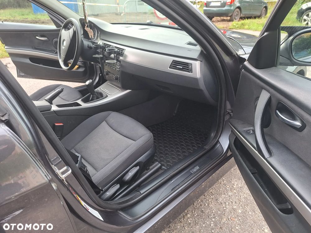 BMW Seria 3 318i - 5