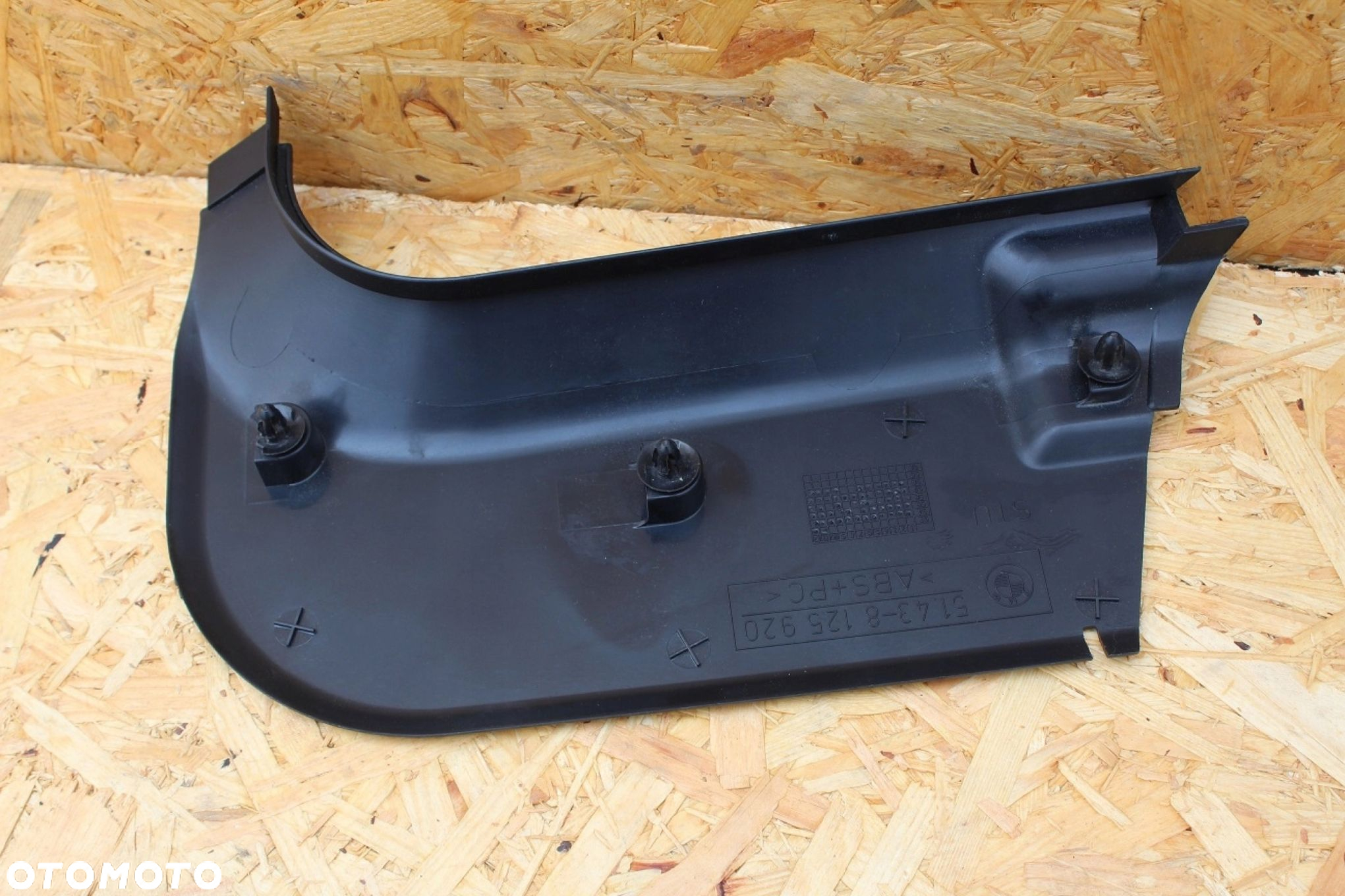 Osłona słupka dywanu BMW e38 8125920 prawa czarna - 2