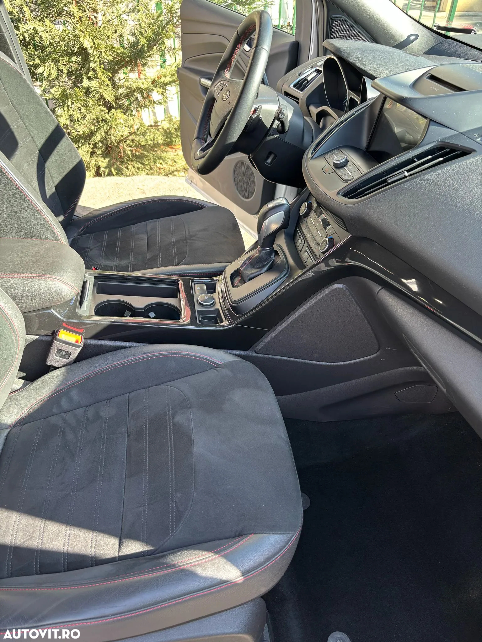 Ford Kuga 2.0 TDCi 4WD Powershift ST-Line - 28