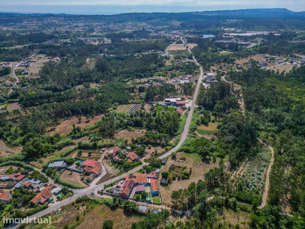 Propriedade com duas casas para reabilitar, terreno e poço na Costeira - Grande imagem: 3/23