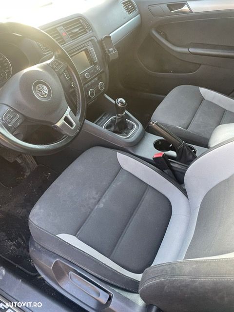 Volkswagen Jetta 1.6 TDI Trendline - 5