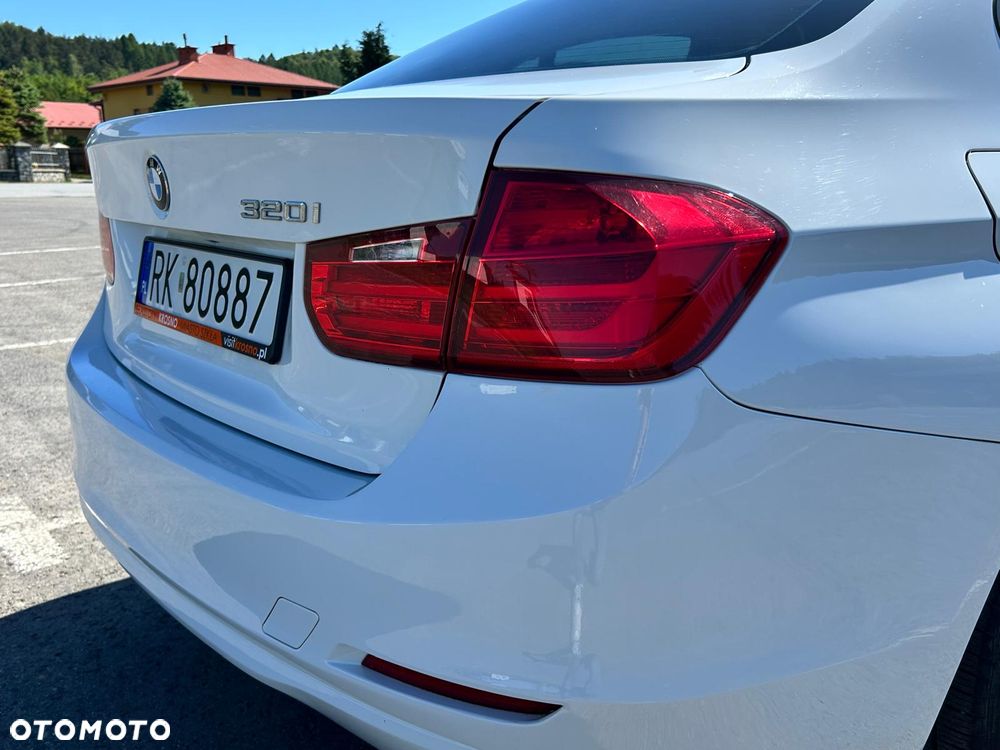 BMW Seria 3 320i - 11