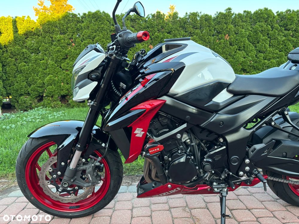 Suzuki GSX - 23