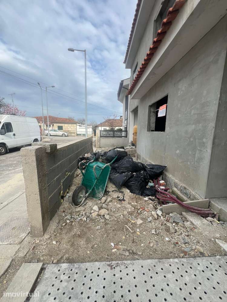 Moradia T4 em Fase Final de Construção com Piscina — Centro de Chaves - Grande imagem: 3/37