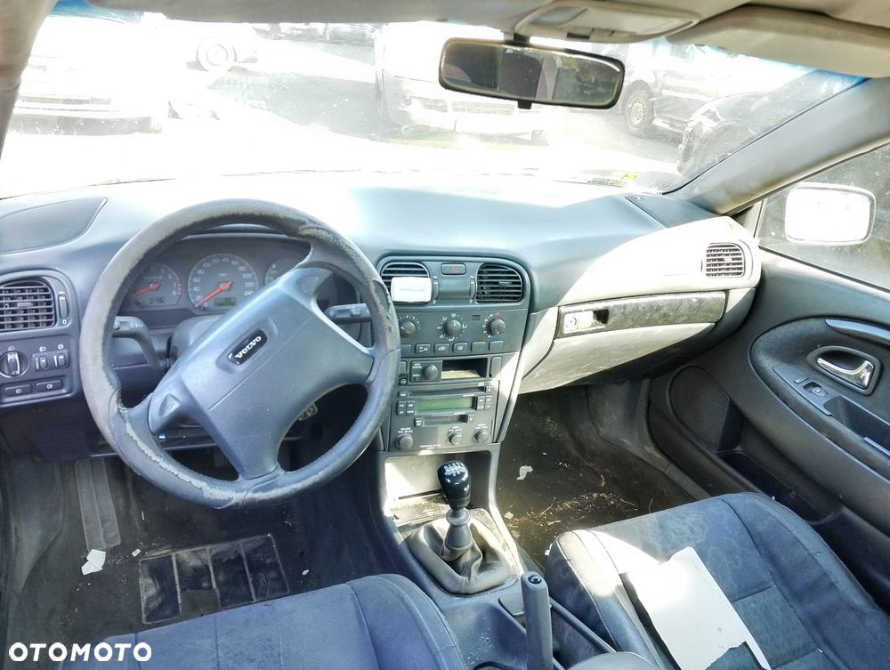 Volvo V40 I FL (99-04r.) 1.8 B 122KM. Silnik B4184S2 Skrzynia M5P lakier BLACK METALIC.Cały na części. GWARANCJA !!!  Przód Tył Zestaw Komplet Drzwi Klapa Zderzak Błotnik Maska Grill Atrapa Szyba Pas Lampa Lusterko Boczki Fotel Kanapa Kokpit Deska Rozdzielcza Przełącznik Włącznik Sterownik Przewody Wiązka Instalacja Moduł Komputer Czujnik Listwa Pompa Alternator Wtryski Głowica Rozrusznik Kompresor Sprzęgło Dwumas Silnik Skrzynia ABS Klimatyzacji Paliwa Wspomagania Kolektor Turbina Przepustnica Zawór Chłodnica Koło Hak Belka Sanki Zawieszenie Mcpherson Półoś Amortyzator Wydech Tłumik Zacisk Most - 7