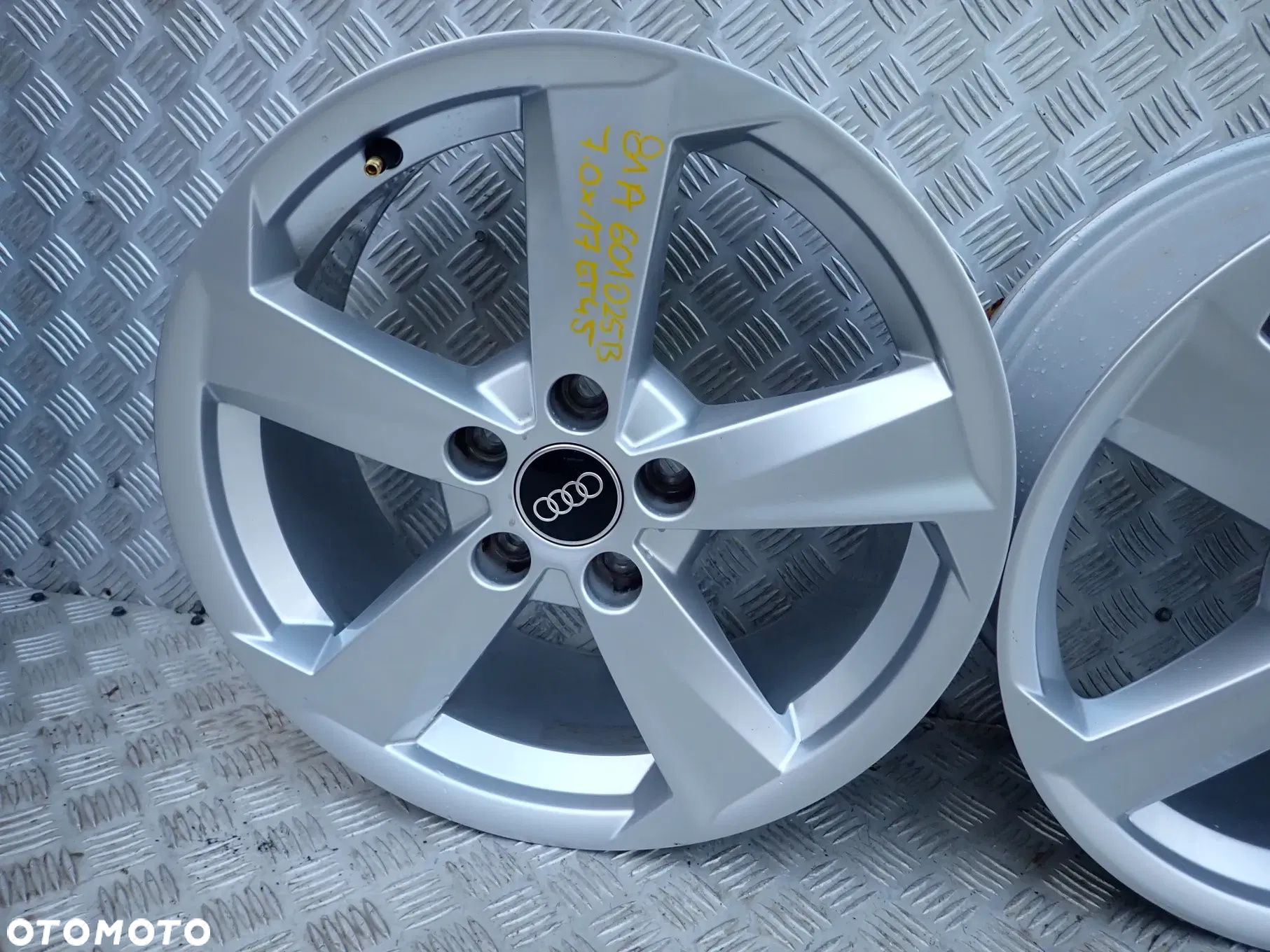 FELGI ALUMINIOWE AUDI 81A601025B 7X17 ET 45 5X112 DOSTEPNE 2 KOMPLETY - 11