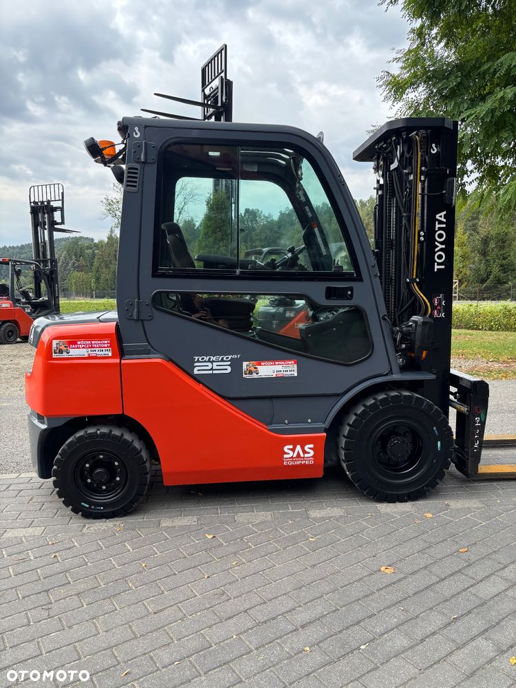 Toyota 8FDF25 8FD25F diesel 4cyl przesuw pozycjoner KABINA  55 500netto 2,5t - 1