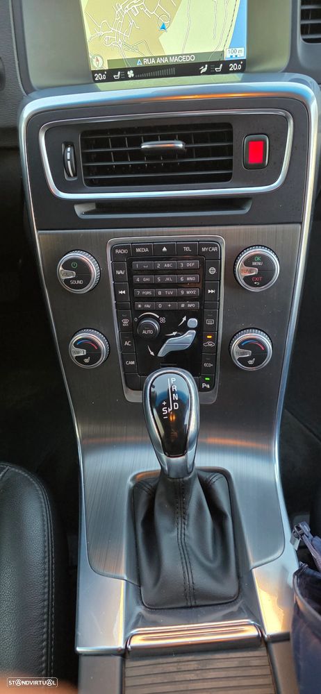 Volvo V60 2.0 D4 Momentum Geartronic - 17