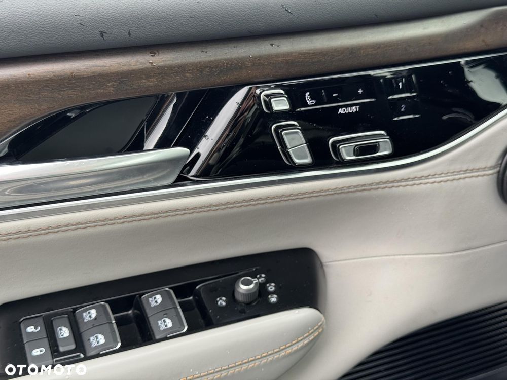 Jeep Grand Wagoneer - 34