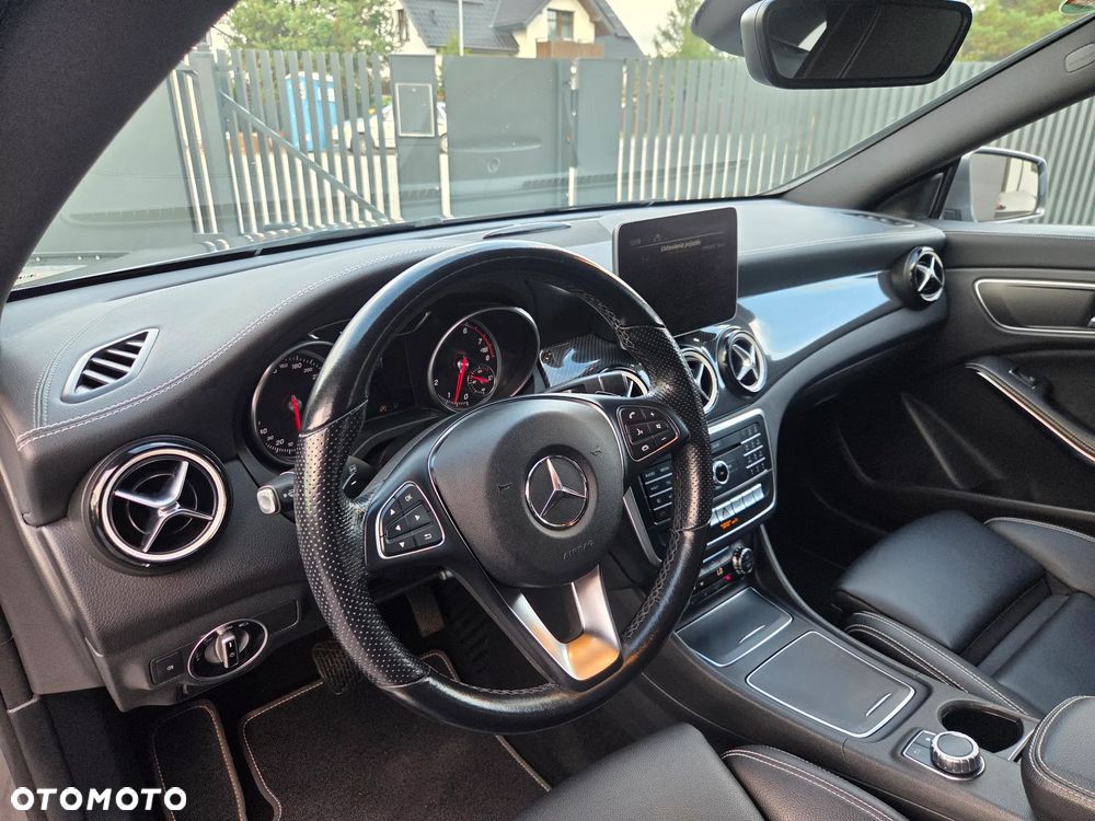 Mercedes-Benz CLA 200 7G-DCT AMG Line - 31