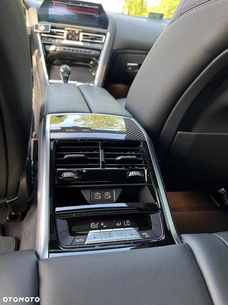 BMW Seria 8 - 26