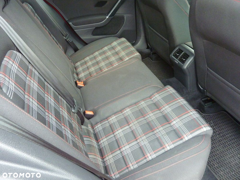 Volkswagen Golf - 16