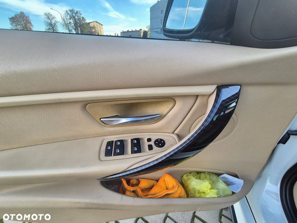 BMW Seria 3 328i Sport-Aut Luxury Line - 25