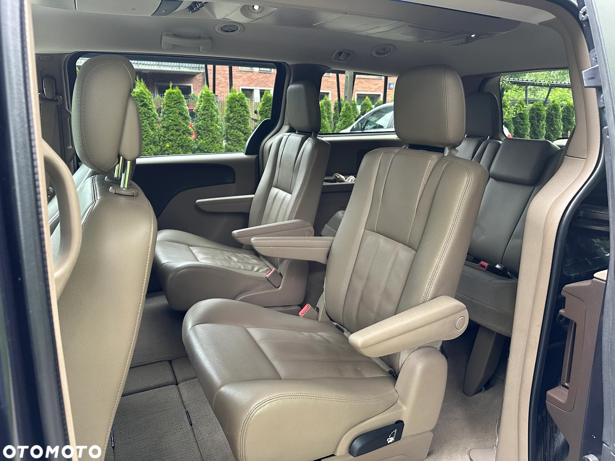 Chrysler Town & Country - 13