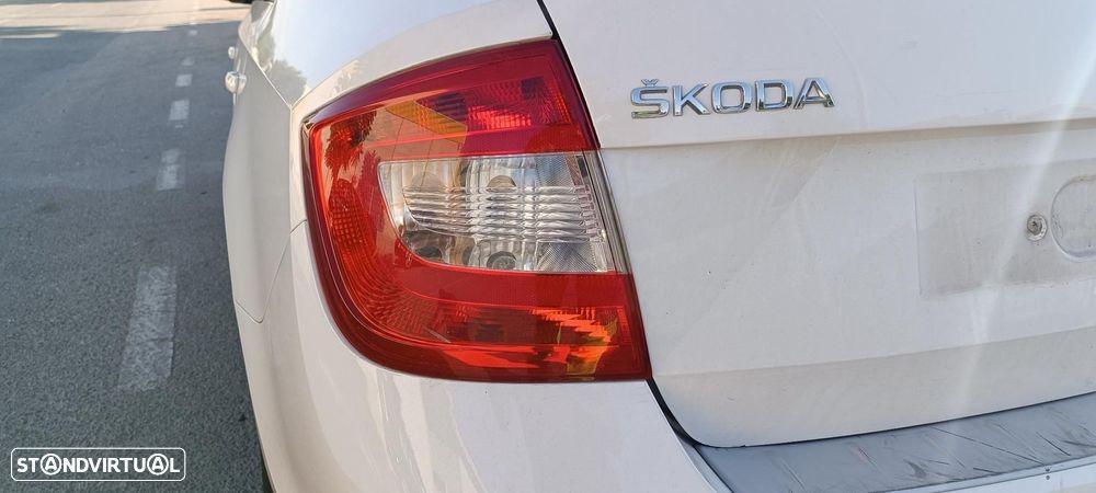 FAROLIM TRASEIRO ESQUERDO SKODA RAPID NH - 1