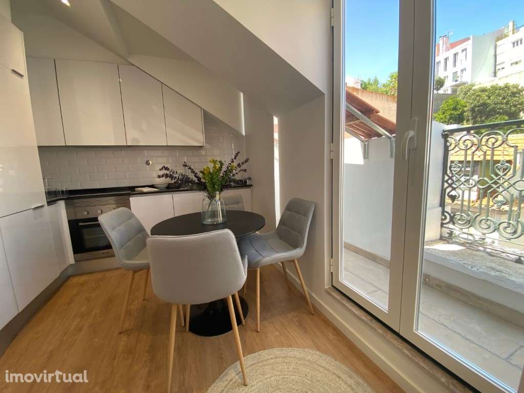 T2, recuperado e mobilado, pequena varanda e vista lateral com o ri... - Grande imagem: 2/20