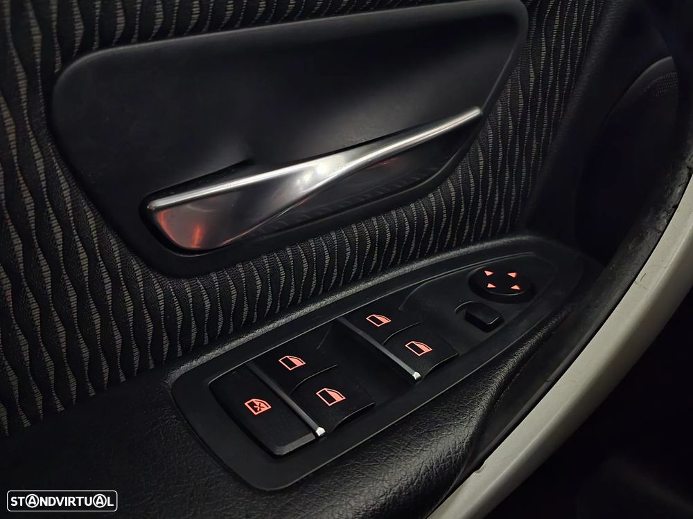 BMW 330 e iPerformance Advantage - 24