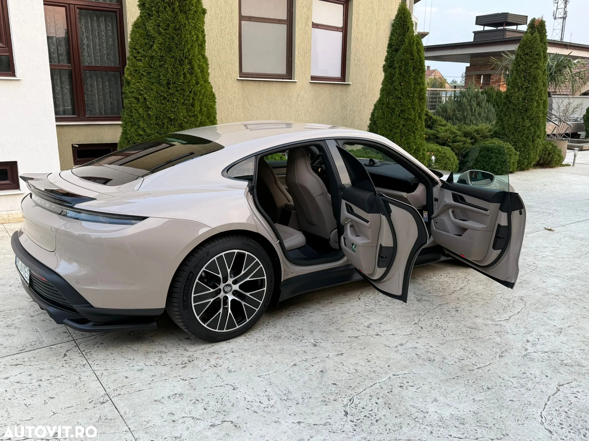 Porsche Taycan - 17