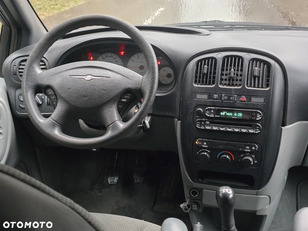 Chrysler Voyager 2.4 SE - 26