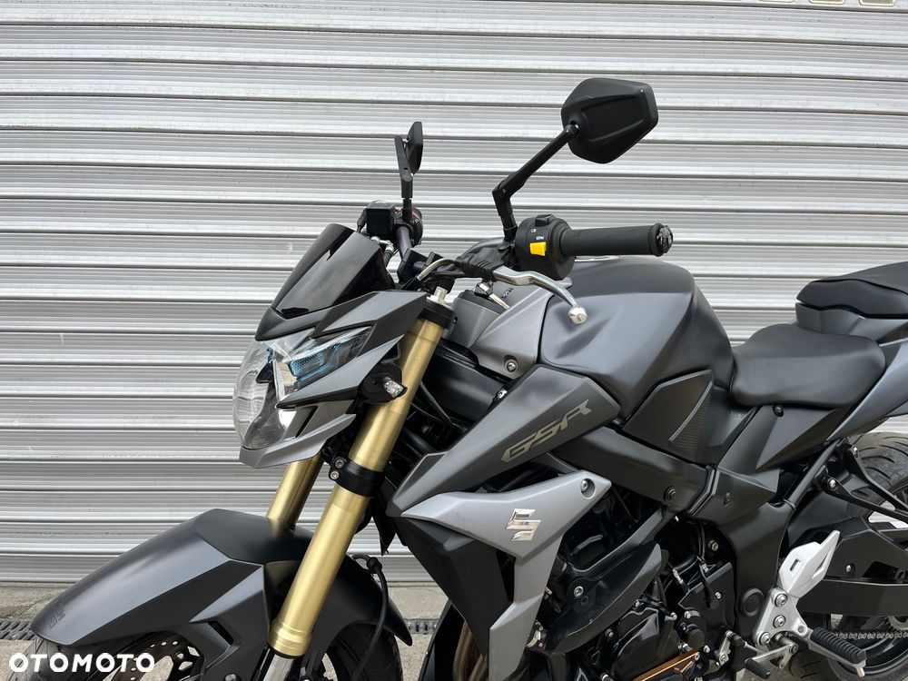 Suzuki GSR - 35