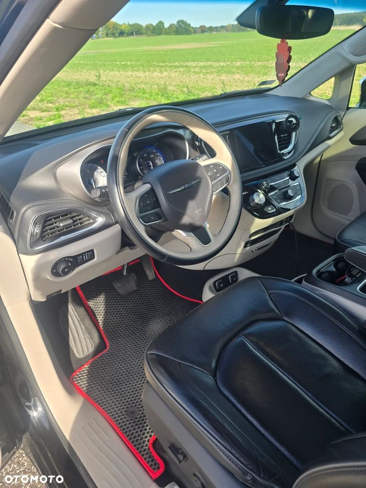 Chrysler Pacifica - 11
