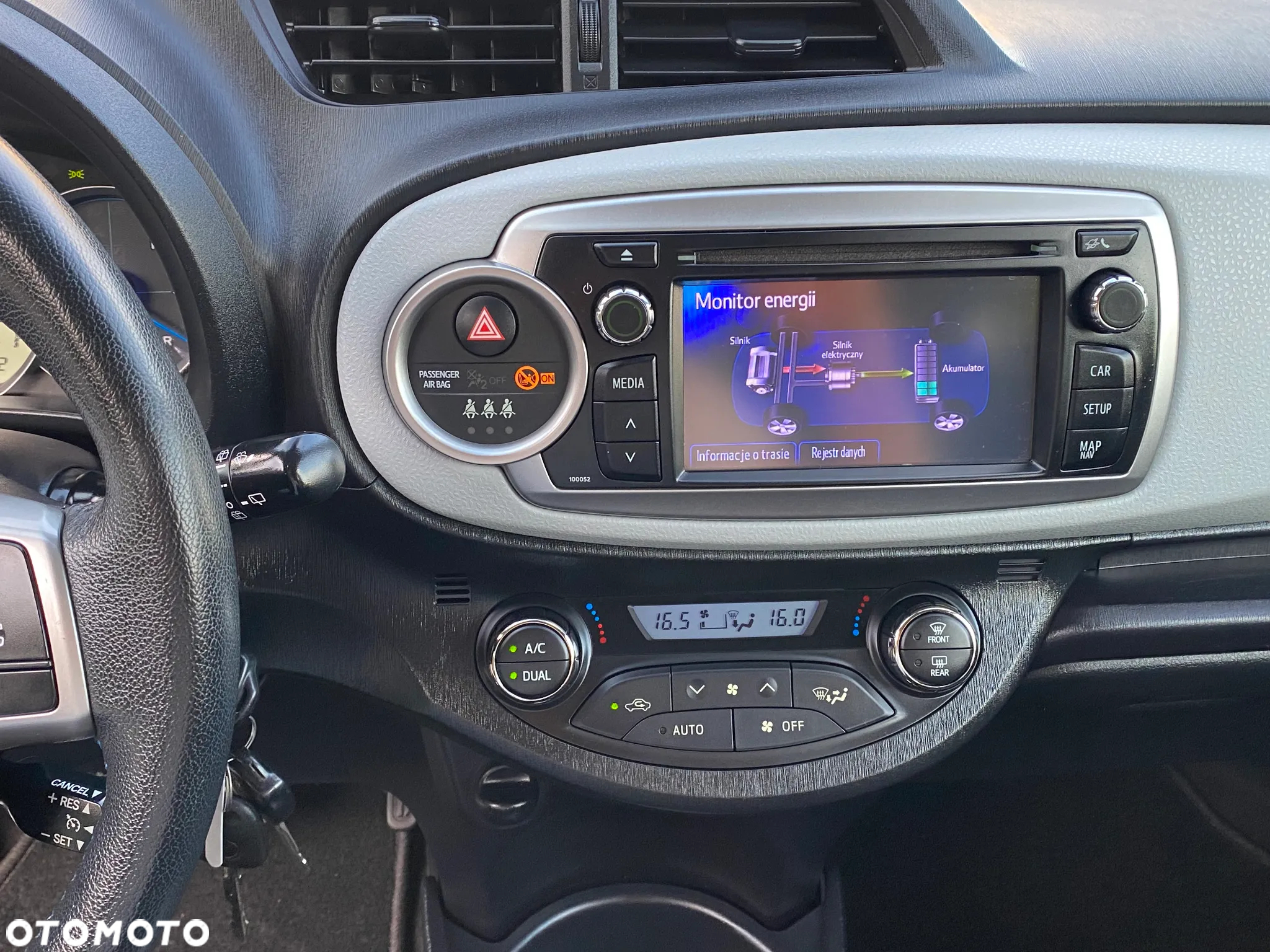 Toyota Yaris Hybrid 100 Premium - 23