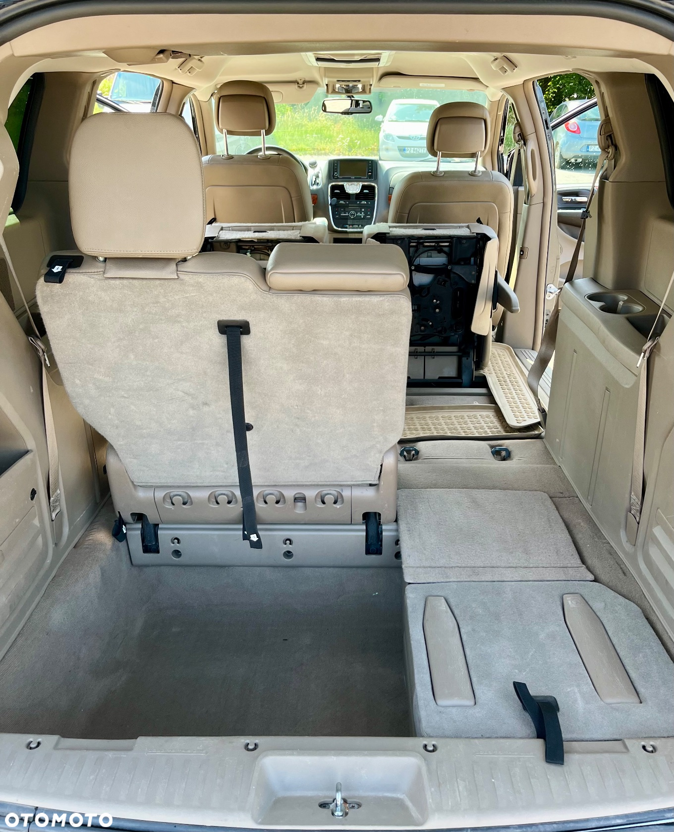 Chrysler Town & Country - 25