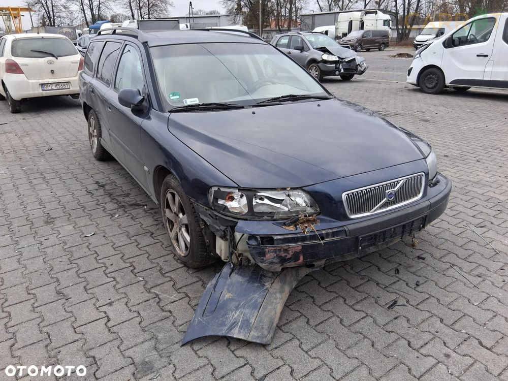 Auto na części - VOLVO V70  WSZYSTKIE CZĘŚCI  SILNIK SKRZYNIA Lakier 492 Silnik Skrzynia Drzwi Klapa Zderzak Lampa Lusterko Szyba Szyberdach Panorama Deska Kokpit Sterownik Moduł Czujnik Licznik Wyświetlacz Kierownica - 14