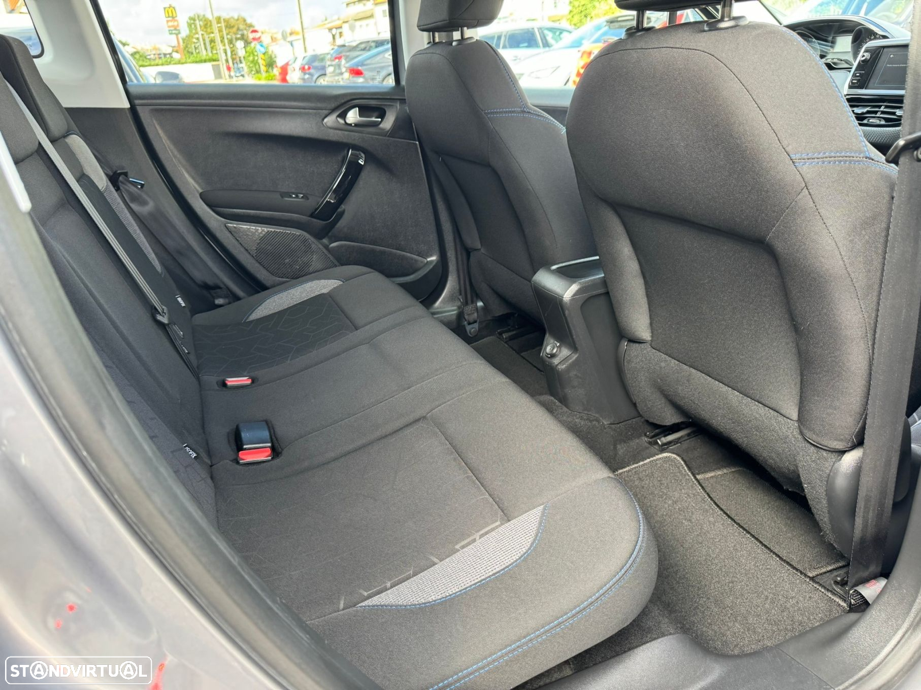 Peugeot 2008 1.5 BlueHDi Signature - 12