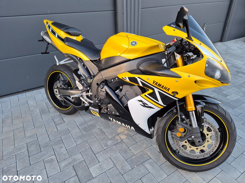 Yamaha R1 - 18