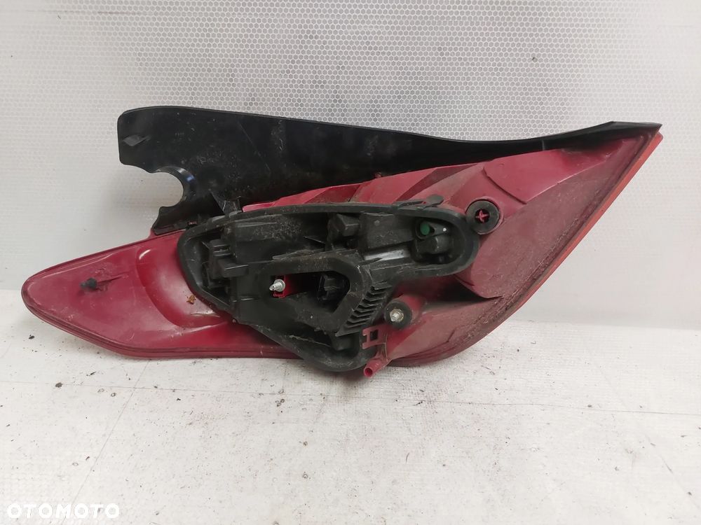 .  LAMPA TYL TYLNA PRAWA PEUGEOT 308 HB - 4