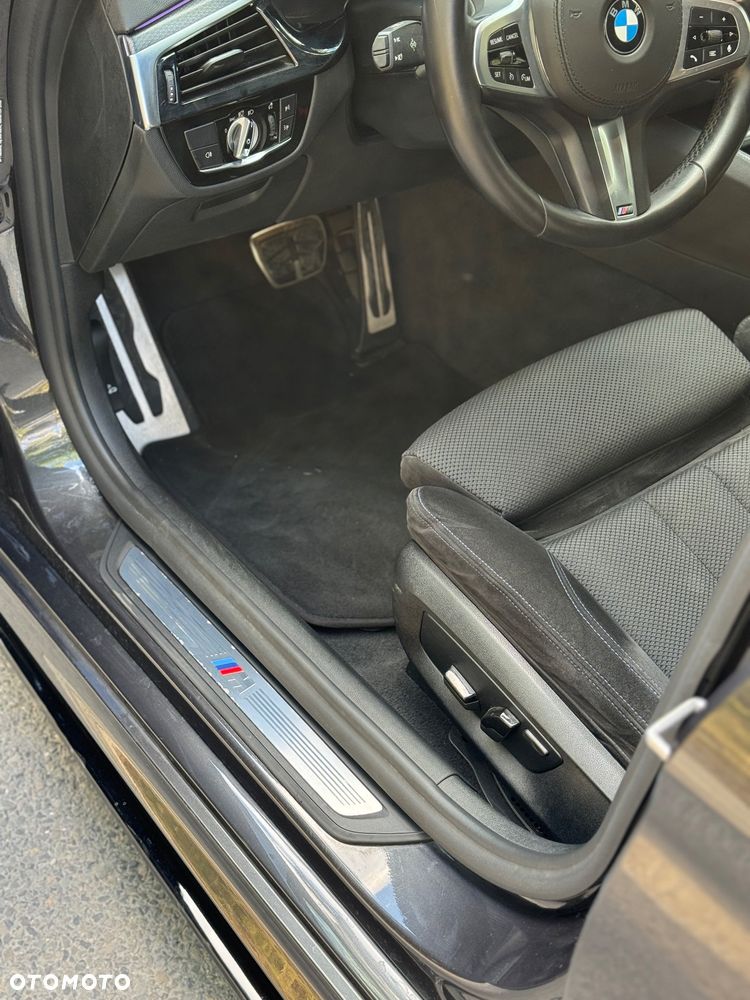 BMW Seria 5 530d xDrive Touring M Sport Edition - 22