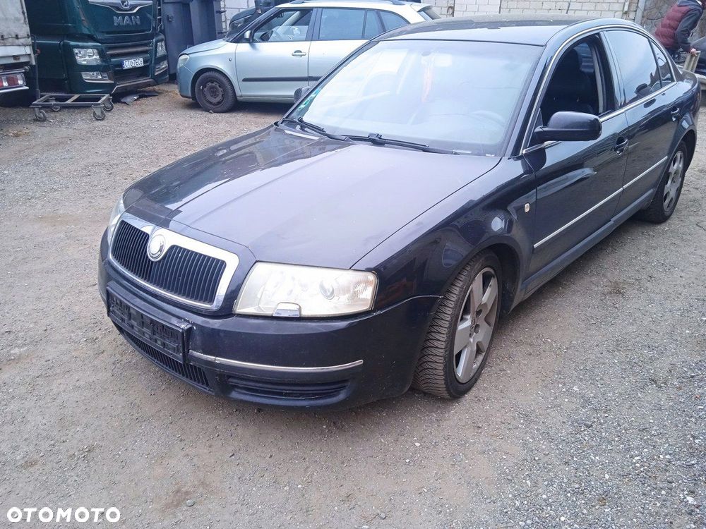 Na części Skoda Superb Sedan 2.5 TDI V6 FAD BDG 9910 błotnik drzwi zderzak - 1