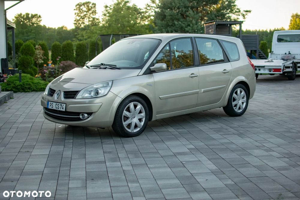 Renault Grand Scenic - 32