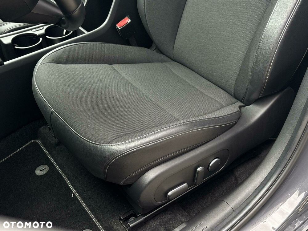 Hyundai Kona Electric 65kWh Executive - 12