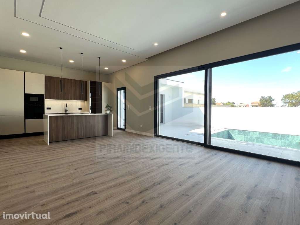 CHARMOSA! Moradia Construção NOVA Isolada, Azeitão! Central! - Grande imagem: 3/26