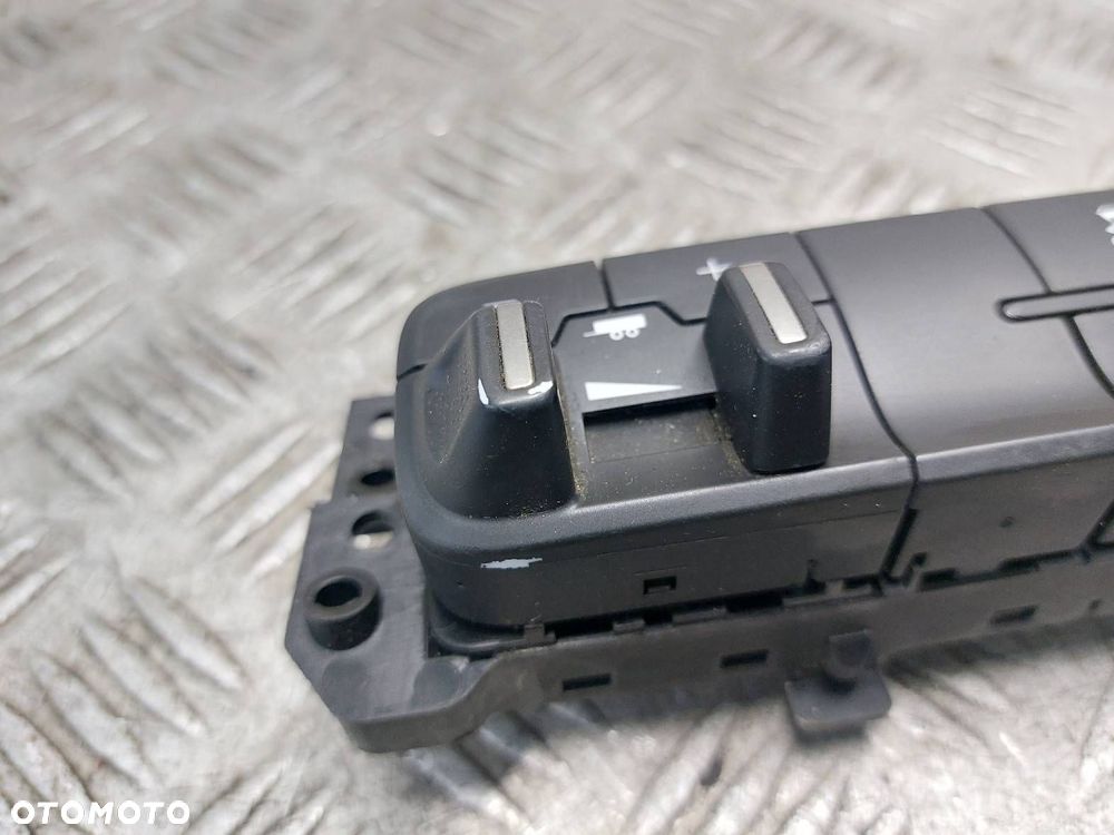 PANEL PRZEŁĄCZNIKÓW HAKA RAM 1500 I LIFT 2013- 68105206AC 68247620AA - 2