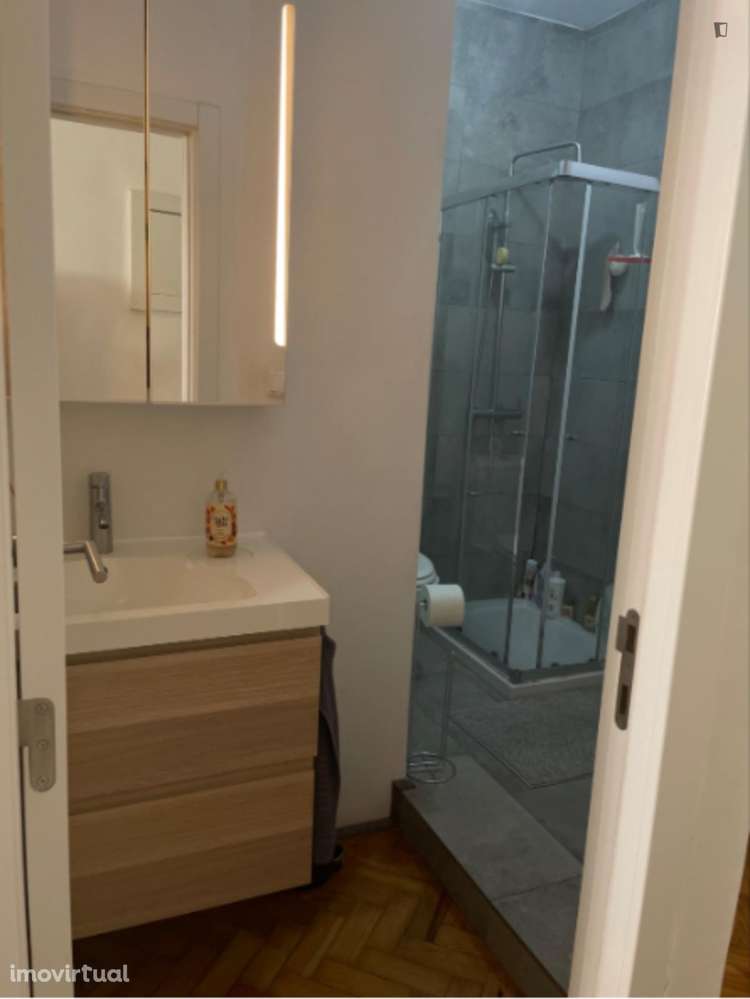 Quarto - localizado em Benfica Lisbon - Grande imagem: 3/5