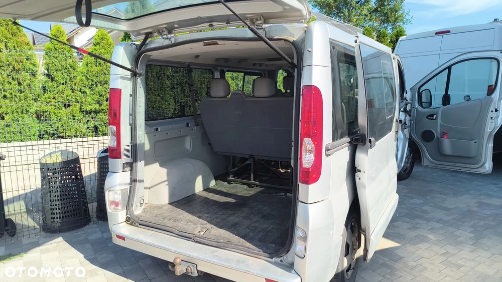 Opel Vivaro 2011 photo 2