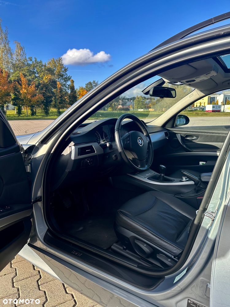 BMW Seria 3 320i Touring - 11