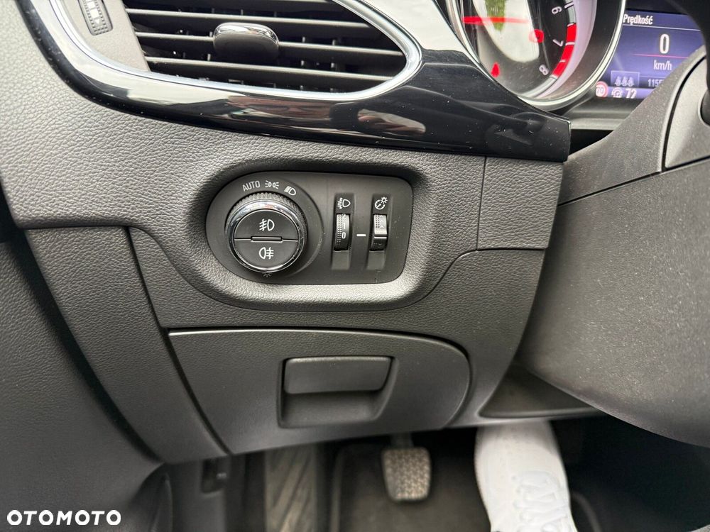 Opel Astra 1.6 T Dynamic S&S - 17