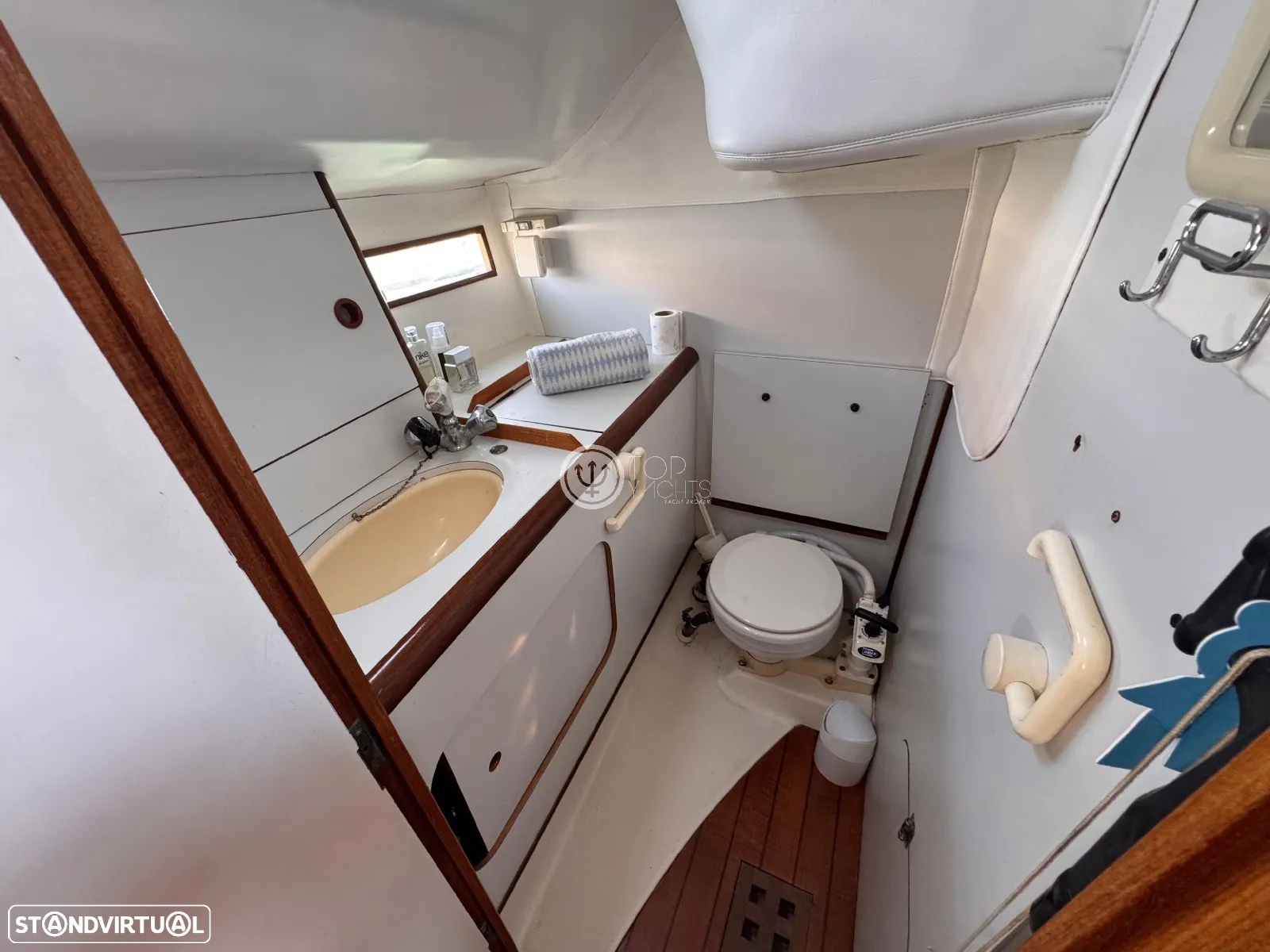 Beneteau Oceanis 320 - 19
