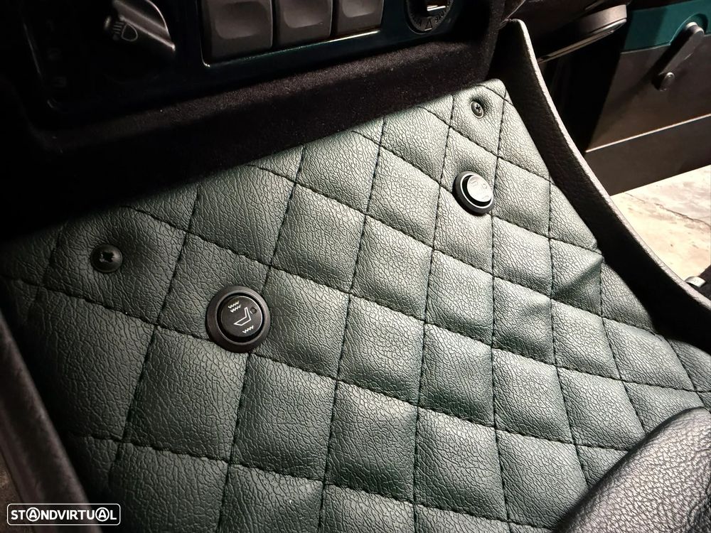 Land Rover Defender - 40