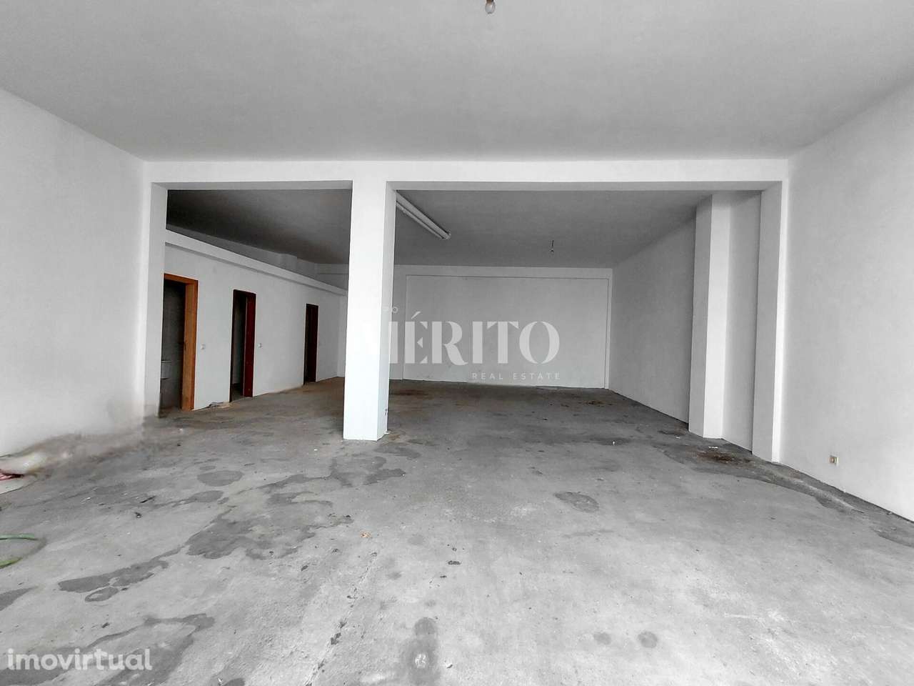 Garagem fechada, com 118 m2, localizada na prestigiada Urbanização de - Grande imagem: 2/10