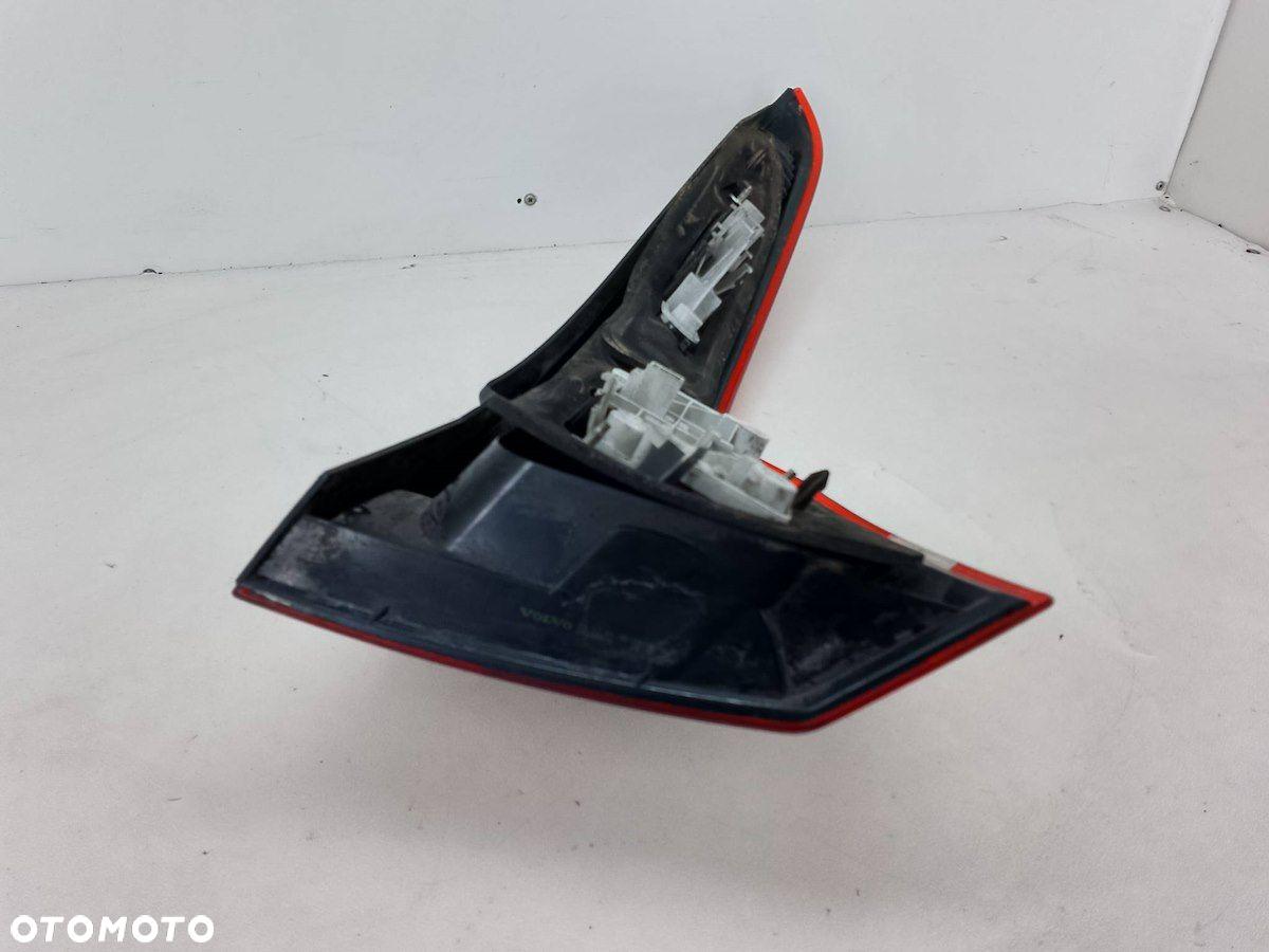 LAMPA TYLNA LEWA VOLVO V50 30698918   KOMBI - 6
