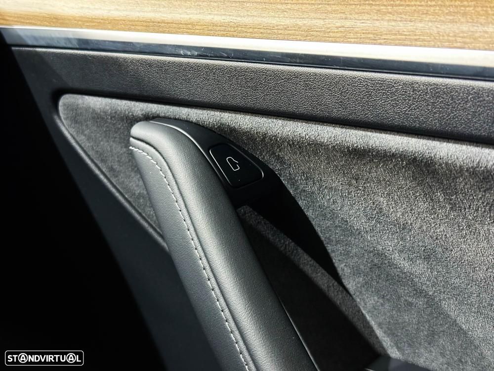 Tesla Model Y Long Range Dual Motor AWD - 36
