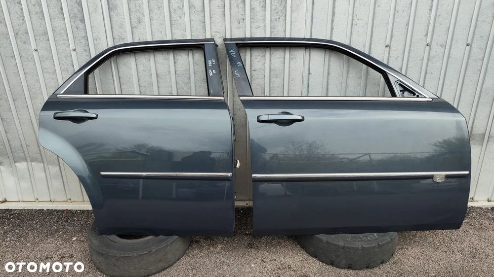 DRZWI PRAWY PRZÓD PRZEDNIE TYŁ TYLNE KOMPLETNE LISTWA KLAMKA KOLOR PBM KOMPLET CHRYSLER 300C LIFT EUROPA SEDAN KOMBI - 1